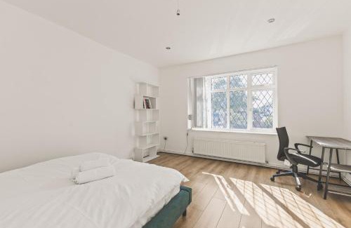 Stanwell House | Stylish 4bed 2bath Residence with Garden and Parking
