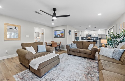 North Houston House | Stylish 4BR 2BA Home–Stocked Kitchen & Spacious Backyard. 9Mi to IAH 10Mi to DT.