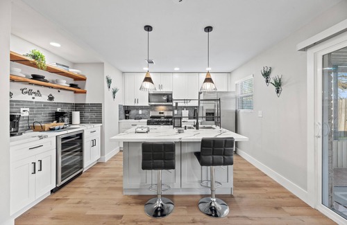 North Houston House | Stylish 4BR 2BA Home–Stocked Kitchen & Spacious Backyard. 9Mi to IAH 10Mi to DT.