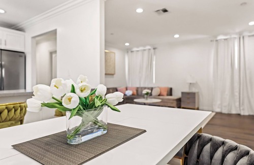 Los Angeles House | Stylish 4BR in the Heart of LA - New Listing - Discounted Rate + Free Parking