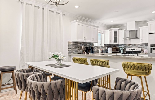 Los Angeles House | Stylish 4BR in the Heart of LA - New Listing - Discounted Rate + Free Parking