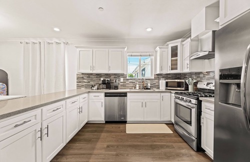 Los Angeles House | Stylish 4BR in the Heart of LA - New Listing - Discounted Rate + Free Parking