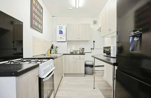 Dadlington House | Stylish 5 Bed House Centre Of Coventry Sleeps 12