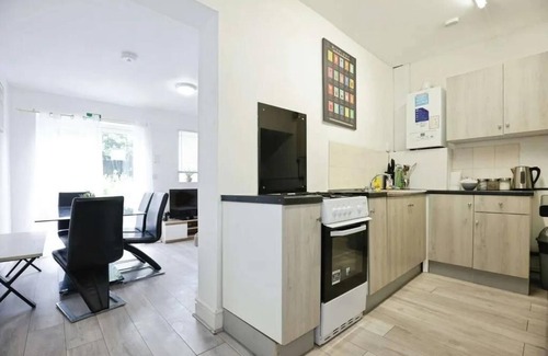 Dadlington House | Stylish 5 Bed House Centre Of Coventry Sleeps 12