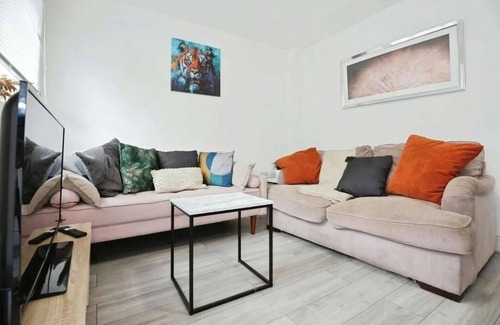 Dadlington House | Stylish 5 Bed House Centre Of Coventry Sleeps 12