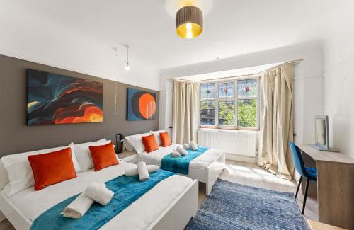 Forest Hill House | Stylish 5 Bed Home in Forest Hill Perfect for Business & Contractors Sleeps 16!