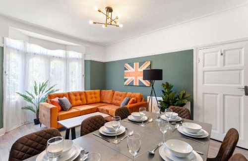 Forest Hill House | Stylish 5 Bed Home in Forest Hill Perfect for Business & Contractors Sleeps 16!