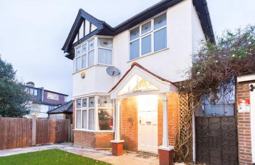 Forest Hill House | Stylish 5 Bed Home in Forest Hill Perfect for Business & Contractors Sleeps 16!