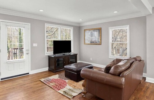 Belvedere Park House | Stylish 5 bedroom 4bath home 10 mins from Downtown Atl