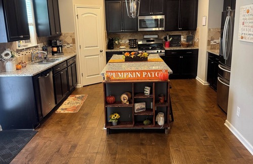 Southeast Raleigh House | Stylish 5 BR Oasis With Pool Close To Downtown Fun