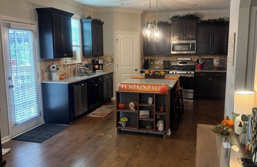 Southeast Raleigh House | Stylish 5 BR Oasis With Pool Close To Downtown Fun