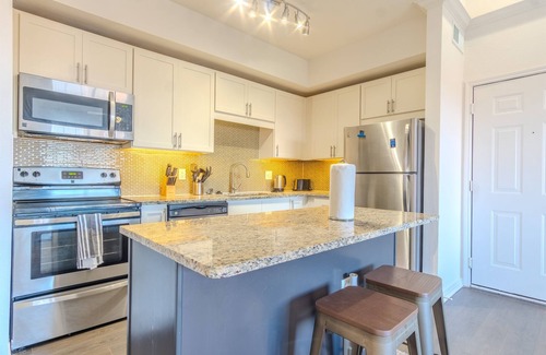 Valley Ranch Apartment | Stylish and Chic 1BR King Suite w/Pool, Gym & Parking