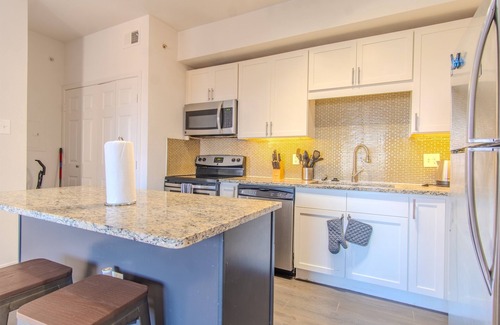 Valley Ranch Apartment | Stylish and Chic 1BR King Suite w/Pool, Gym & Parking