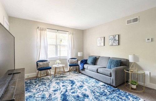 South Tuxedo Park Apartment | Stylish and Cozy 2 Bed/1.5 Bath Home