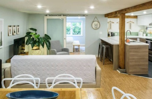 West End Apartment | Stylish and Modern Two Bedroom West End Suite