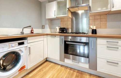 Redhill Apartment | Stylish and Spacious 2Bed/2Bath Redhill stay for 4!