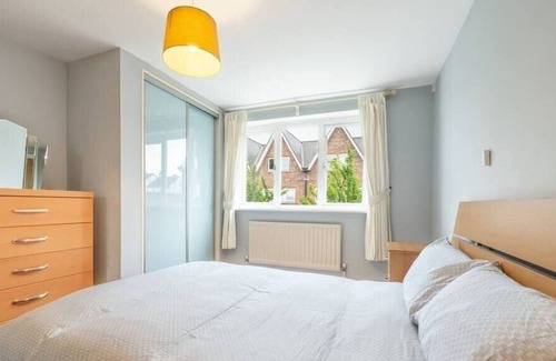 Redhill Apartment | Stylish and Spacious 2Bed/2Bath Redhill stay for 4!