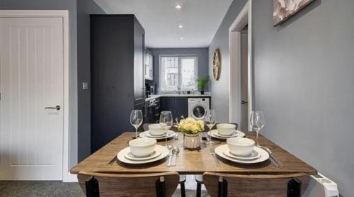 Preston Apartment | Stylish Apartment 2 Double Bedrooms - Free Off-street Parking - Preston