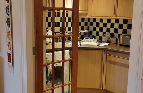 Leith Apartment | Stylish Apartment in Edinburgh City Centre, Sleeps 4. License no. EH-68704-F