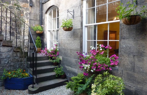 Leith Apartment | Stylish Apartment in Edinburgh City Centre, Sleeps 4. License no. EH-68704-F