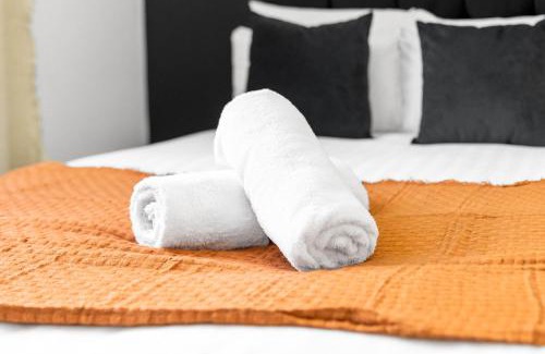 Cradley Apartment | Stylish Apartment - Rowley Regis - Parking - Netflix - Wifi - 49BG