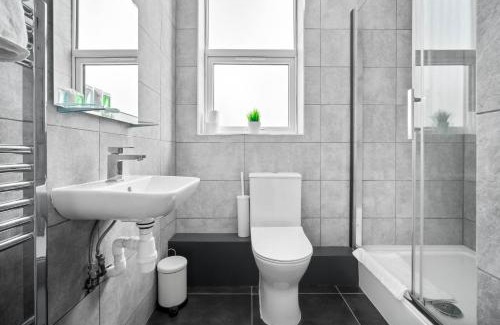 Cradley Apartment | Stylish Apartment - Rowley Regis - Parking - Netflix - Wifi - 49BG