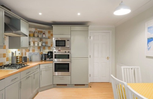 Torquay Apartment | Stylish Apartment with Private Parking, Torquay