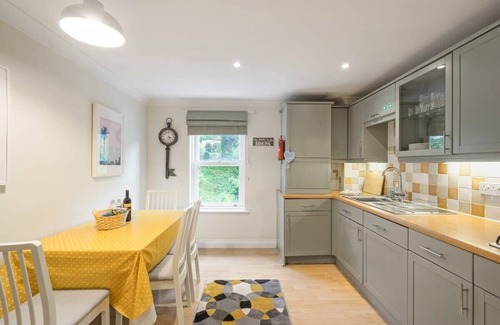Torquay Apartment | Stylish Apartment with Private Parking, Torquay