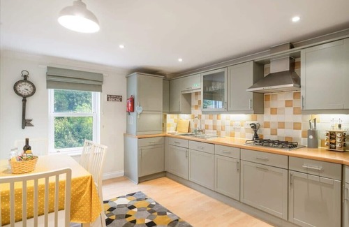 Torquay Apartment | Stylish Apartment with Private Parking, Torquay