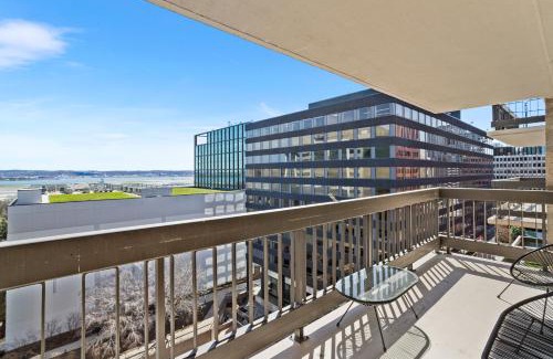 Crystal City Apartment | Stylish Apt in Crystal City