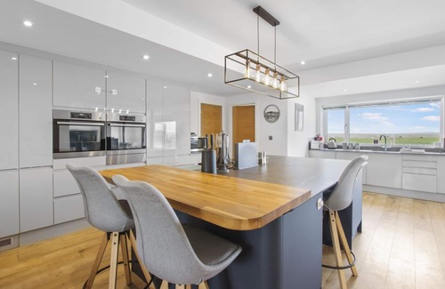 Westleigh House | Stylish beachside house with superb coastal views