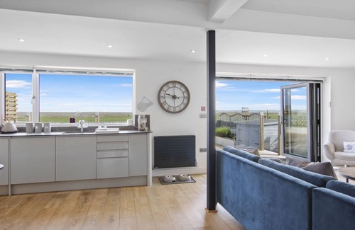 Westleigh House | Stylish beachside house with superb coastal views