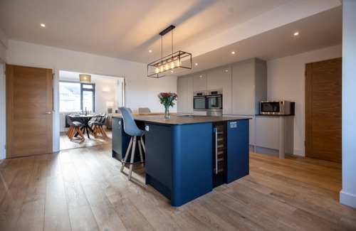 Westleigh House | Stylish beachside house with superb coastal views