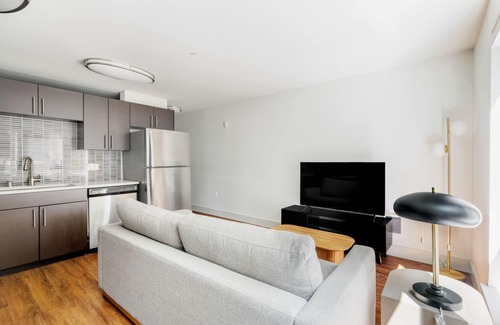 West Bellevue Apartment | Stylish Bellevue Jr 1BR w/Gym & Bike Storage, nr Park, by Blueground
