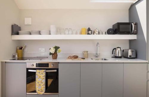Gorran Haven House | Stylish Boatshed with Sea Views Private Parking