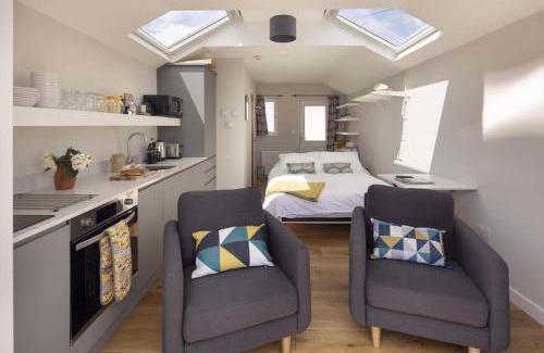 Gorran Haven House | Stylish Boatshed with Sea Views Private Parking