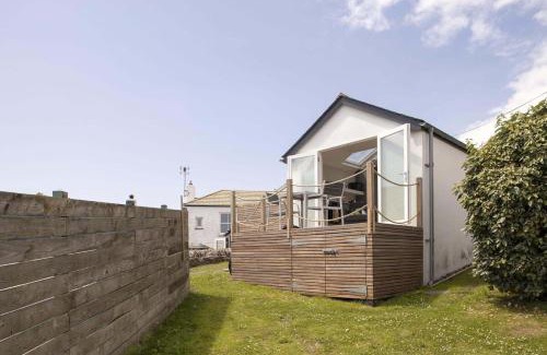 Gorran Haven House | Stylish Boatshed with Sea Views Private Parking