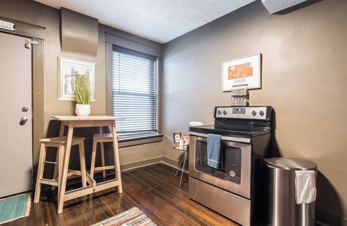 Kansas City Apartment | Stylish Brick 1BR near 39th & KU Med