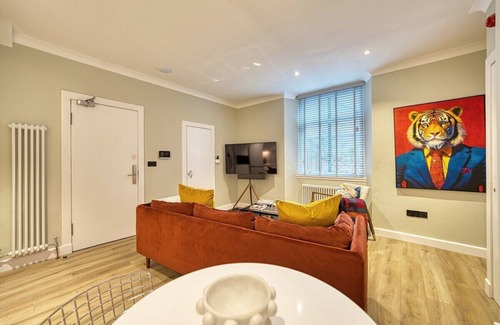 East End Apartment | Stylish city base w local charm