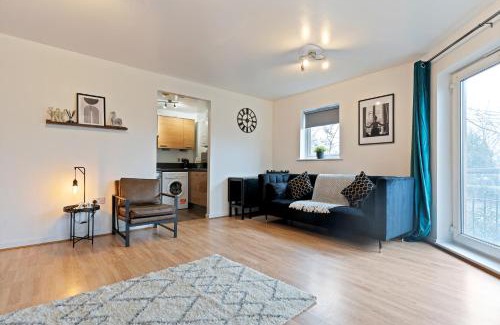 Chelmsford Apartment | Stylish City Centre Apartment with Free Parking, Fast W-fi, Smart TV and Balcony by Yoko Property