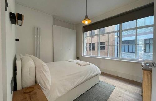 Liverpool City Centre Apartment | Stylish city-centre apartment with balcony