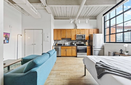Downtown Cleveland Apartment | Stylish City Escape, Mins to DT, Wi-Fi, W/CAFE