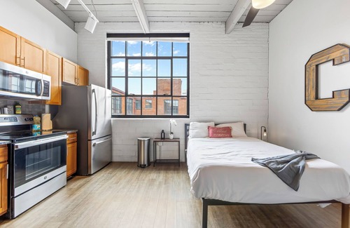 Downtown Cleveland Apartment | Stylish City Escape, Mins to DT, Wi-Fi, W/CAFE