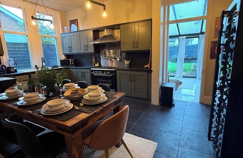 Cyncoed House | Stylish, City Hideaway - Pet + Group friendly - Sleeps up to 9 comfortably
