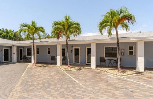 Singer Island Apartment | Stylish Coastal Studio Walk to Beach, Pool & Eats