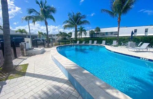 Singer Island Apartment | Stylish Coastal Studio Walk to Beach, Pool & Eats