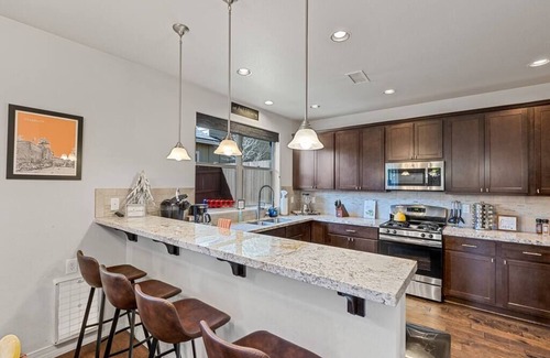 Flagstaff House | Stylish & Comfy ~ 5★ Location, ♛Royal Beds, HotTub