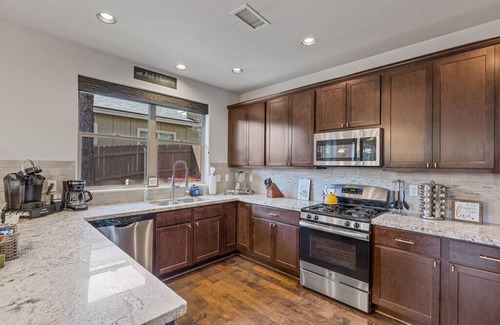 Flagstaff House | Stylish & Comfy ~ 5★ Location, ♛Royal Beds, HotTub