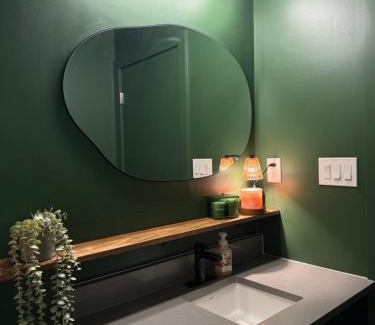 East Village Apartment | Stylish Condo, Riverview, Downtown East Village, Mins to Stampede, Saddledome