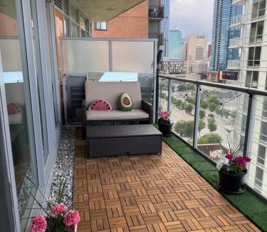 East Village Apartment | Stylish Condo, Riverview, Downtown East Village, Mins to Stampede, Saddledome